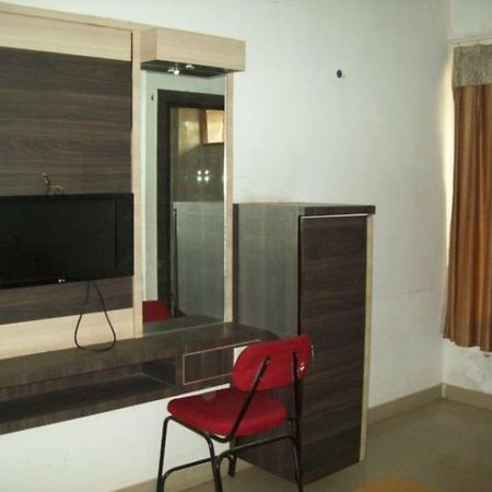 Hotel Mid - Way Inn Gandhinagar Ngoại thất bức ảnh